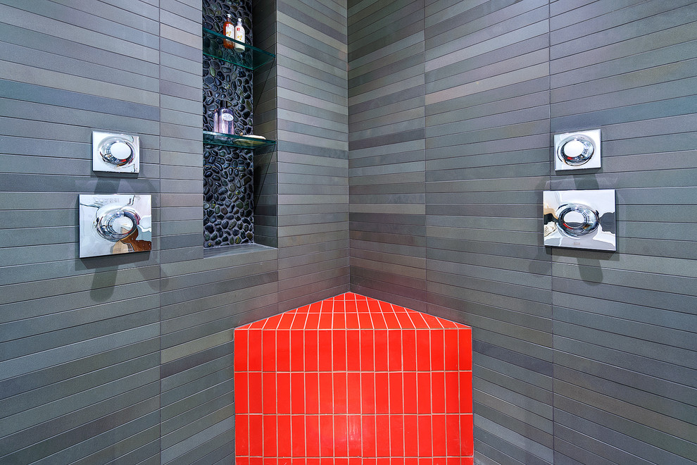 Inspiration för ett stort funkis en-suite badrum, med en dusch i en alkov, grå kakel och stenkakel