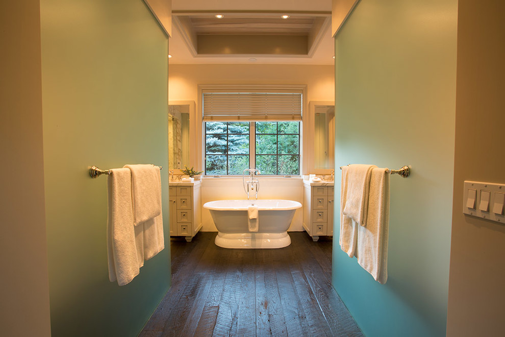 Exempel på ett mellanstort modernt badrum, med skåp i shakerstil, skåp i ljust trä, ett fristående badkar, en toalettstol med hel cisternkåpa, grön kakel, cementkakel, gröna väggar, mörkt trägolv, granitbänkskiva, ett nedsänkt handfat och brunt golv