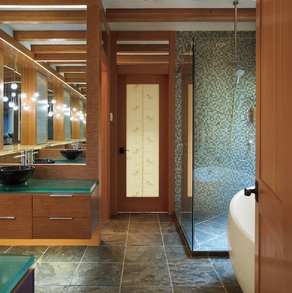 Inspiration pour une grande salle de bain principale asiatique en bois brun avec un placard à porte plane, un mur gris, un sol en ardoise, une vasque, un plan de toilette en verre et un sol gris.