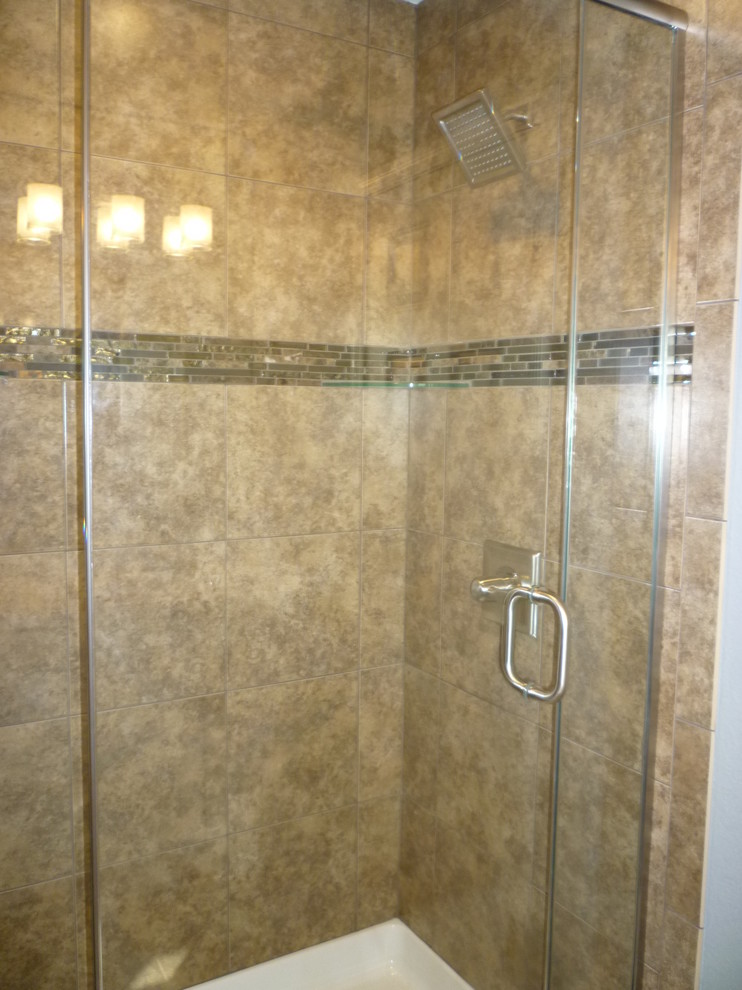 Idées déco pour une salle de bain moderne avec une douche ouverte, un carrelage beige et des carreaux de céramique.