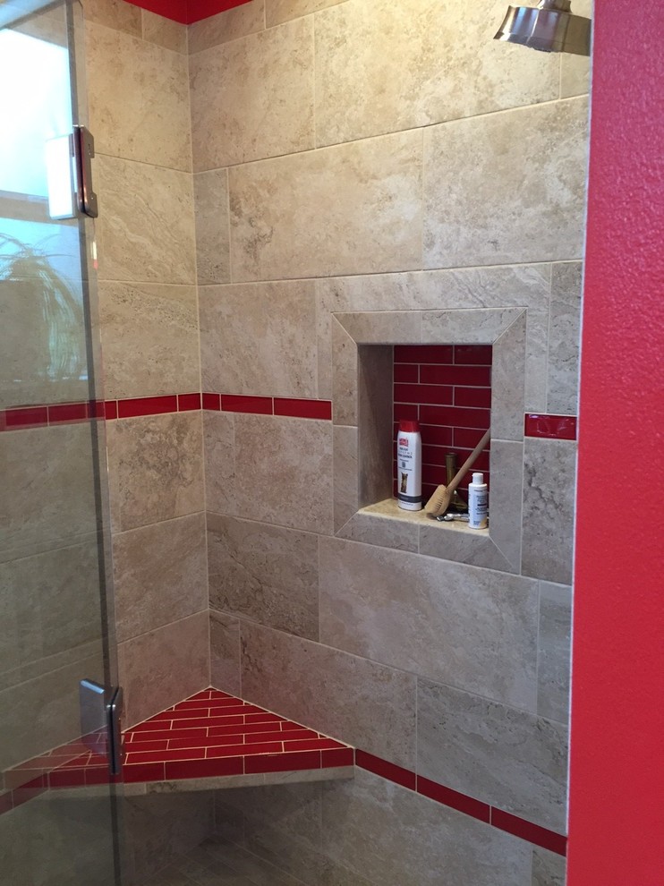 Ejemplo de cuarto de baño tradicional renovado de tamaño medio con baldosas y/o azulejos beige, baldosas y/o azulejos de porcelana, ducha empotrada, sanitario de dos piezas y paredes rojas