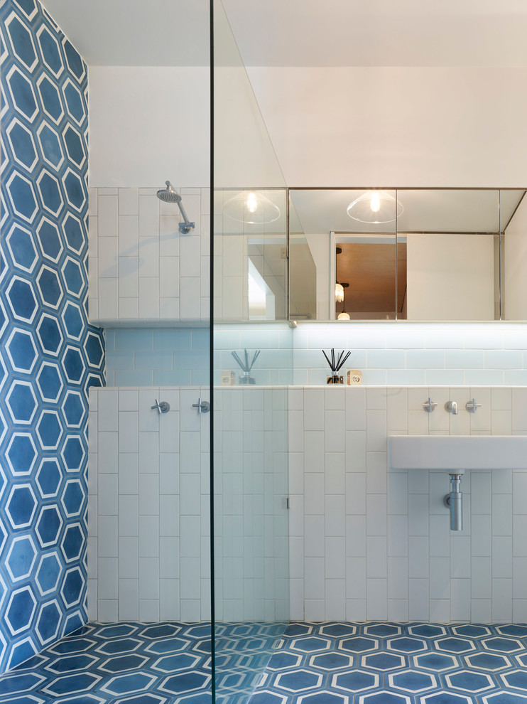 Idee per una piccola stanza da bagno padronale minimal con piastrelle blu, piastrelle in ceramica, pareti bianche, pavimento in cementine, pavimento blu, doccia alcova, doccia aperta, top bianco e lavabo sospeso