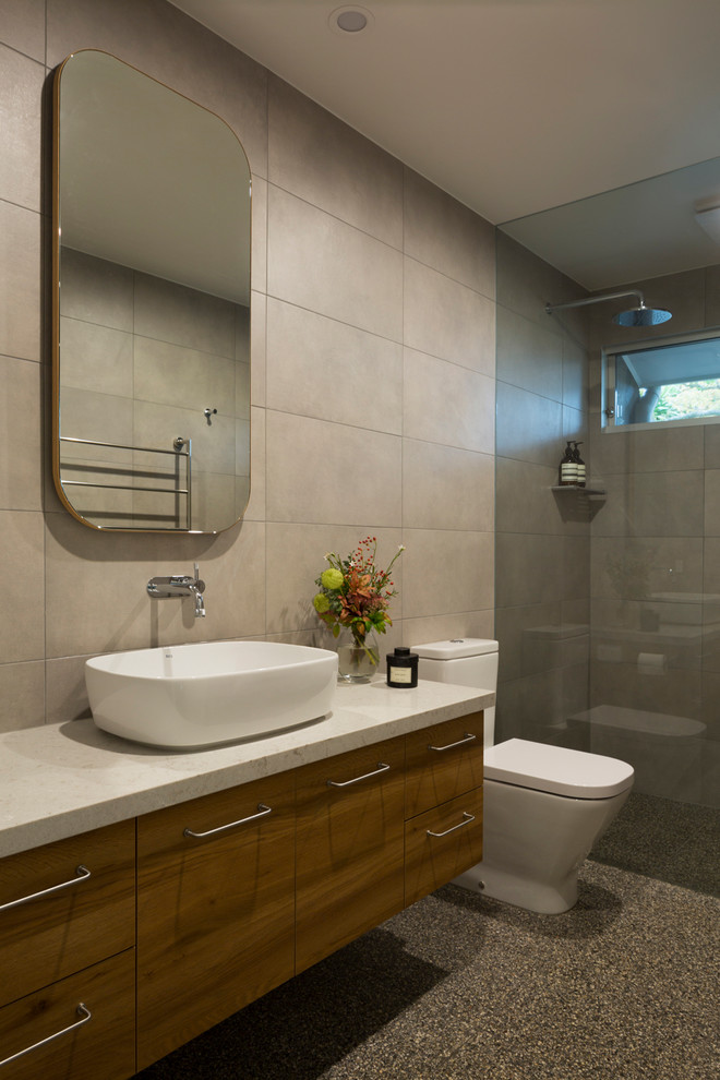 Exempel på ett litet modernt grå grått en-suite badrum, med bruna skåp, en öppen dusch, en toalettstol med separat cisternkåpa, brun kakel, porslinskakel, beige väggar, terrazzogolv, ett fristående handfat, bänkskiva i kvarts, grönt golv och med dusch som är öppen