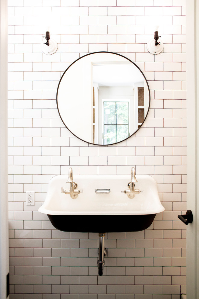 Ispirazione per una stanza da bagno con doccia scandinava di medie dimensioni con piastrelle bianche, piastrelle diamantate, pareti bianche, lavabo sospeso e pavimento nero