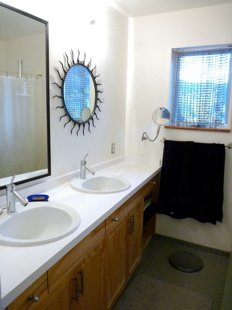 Foto de cuarto de baño principal rural de tamaño medio con armarios estilo shaker, puertas de armario de madera clara, paredes blancas, suelo de cemento, lavabo encastrado, encimera de acrílico y suelo gris