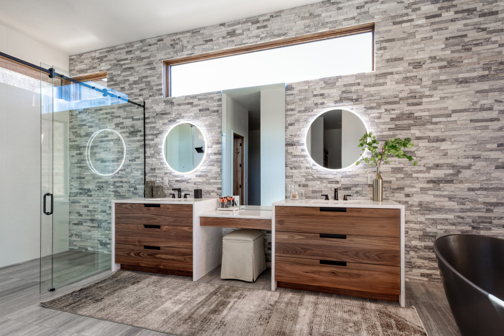 Foto di una stanza da bagno rustica con ante lisce, ante in legno scuro, vasca freestanding, piastrelle grigie, lavabo sottopiano, pavimento grigio e top bianco