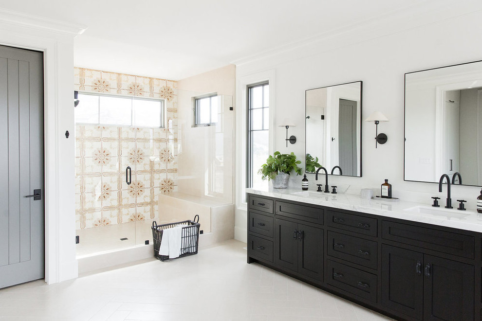 Idée de décoration pour une grande salle de bain champêtre avec des portes de placard noires, un carrelage multicolore, des carreaux de céramique, un mur blanc et un plan de toilette blanc.