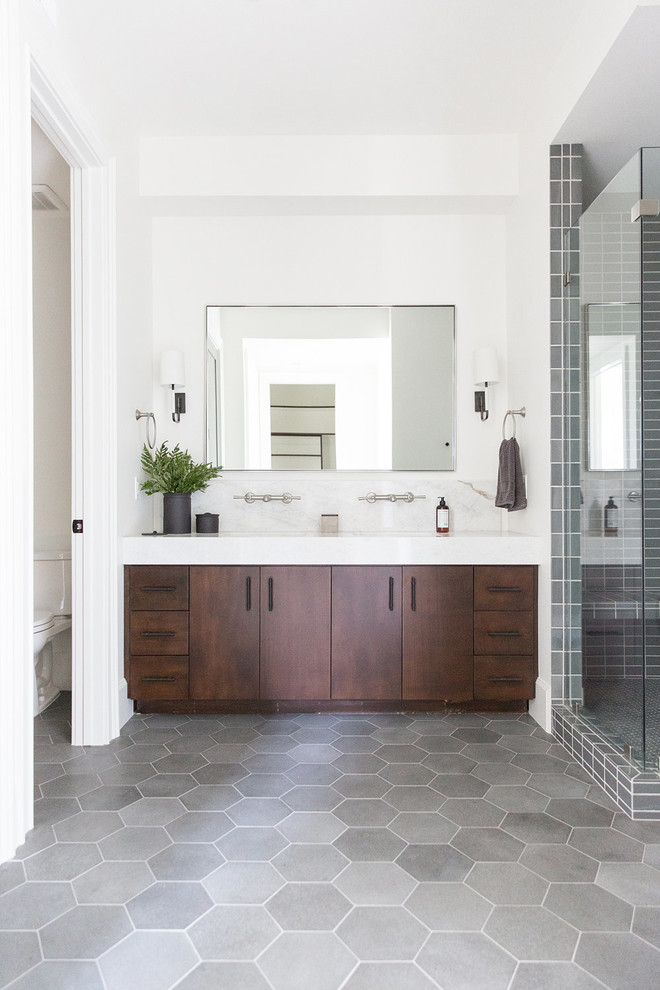 Imagen de cuarto de baño de estilo de casa de campo grande con puertas de armario de madera en tonos medios y paredes blancas