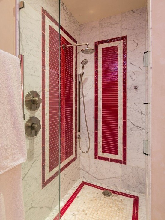 На фото: главная ванная комната в морском стиле с плоскими фасадами, фасадами цвета дерева среднего тона, отдельно стоящей ванной, душем в нише, унитазом-моноблоком, красной плиткой, стеклянной плиткой, бежевыми стенами, мраморным полом, монолитной раковиной и стеклянной столешницей с