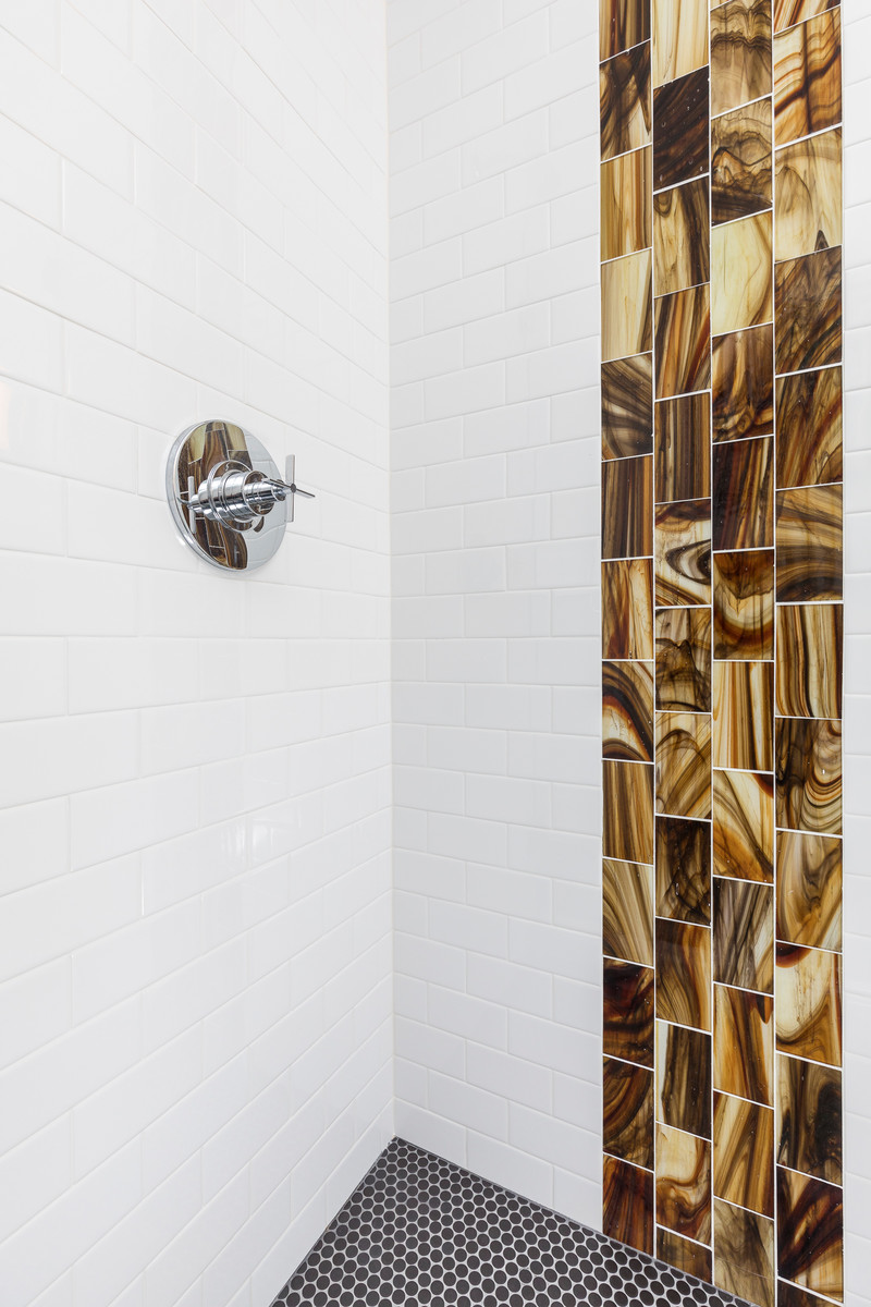 Idée de décoration pour une salle de bain design avec des portes de placard blanches, un carrelage blanc, un carrelage métro, un mur blanc, un sol en ardoise, une vasque, un sol gris et une cabine de douche à porte battante.