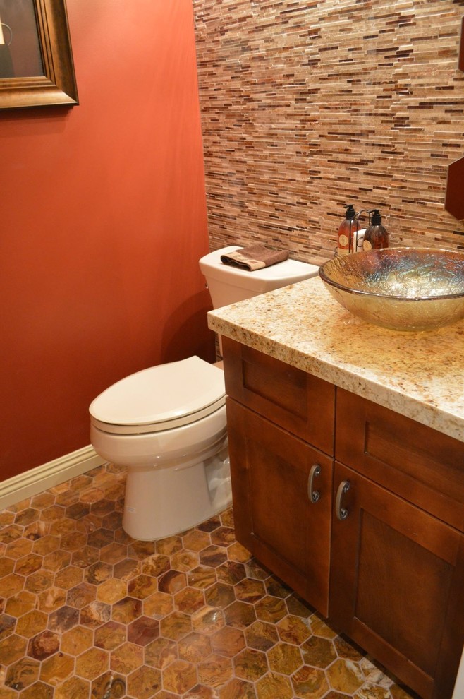 Inspiration för små klassiska badrum med dusch, med ett fristående handfat, skåp i shakerstil, skåp i mellenmörkt trä, granitbänkskiva, en toalettstol med separat cisternkåpa, röda väggar, mosaikgolv och brun kakel