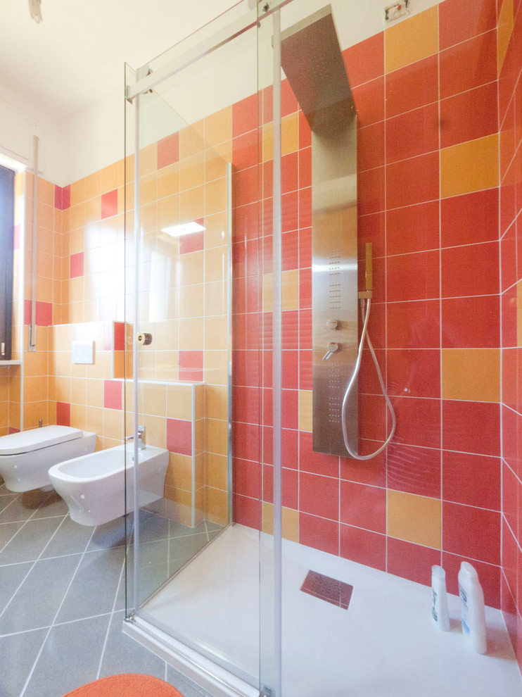 Пример оригинального дизайна: главная ванная комната среднего размера в стиле модернизм с консольной раковиной, плоскими фасадами, серыми фасадами, столешницей из ламината, угловым душем, раздельным унитазом, оранжевой плиткой, керамической плиткой, оранжевыми стенами и полом из керамической плитки