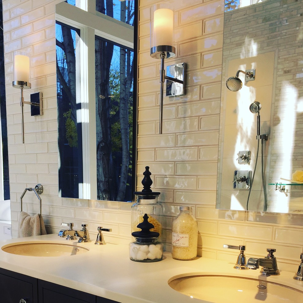Immagine di una stanza da bagno padronale bohémian di medie dimensioni con ante marroni, piastrelle bianche, piastrelle in ceramica, pareti bianche, top in quarzo composito e lavabo da incasso