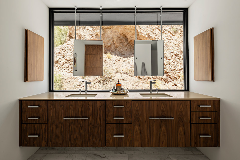 Idee per una stanza da bagno moderna con ante lisce, ante in legno bruno, pavimento in marmo, lavabo sottopiano, top in quarzo composito, pavimento bianco e top grigio