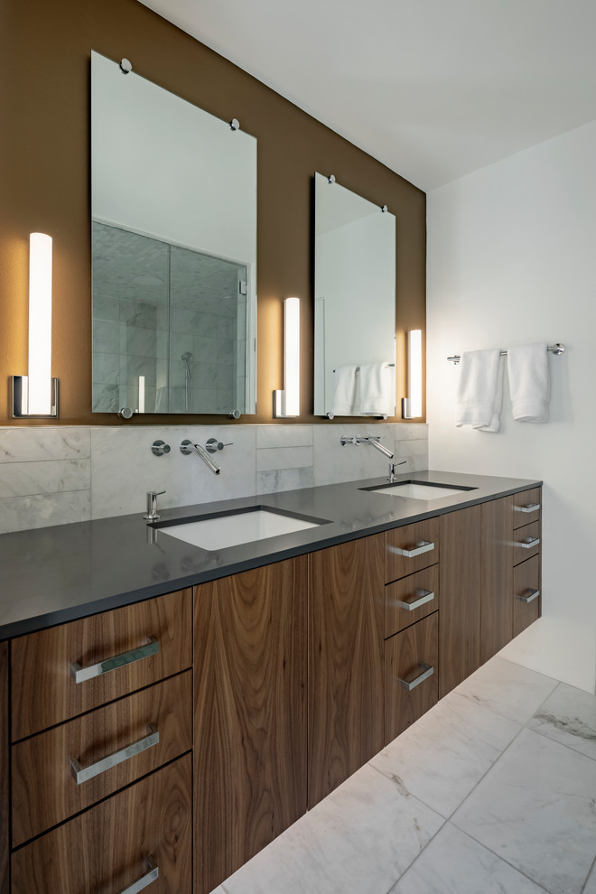 Ispirazione per una stanza da bagno minimalista con ante lisce, ante in legno bruno, pavimento in marmo, lavabo sottopiano, top in quarzo composito, pavimento bianco e top grigio