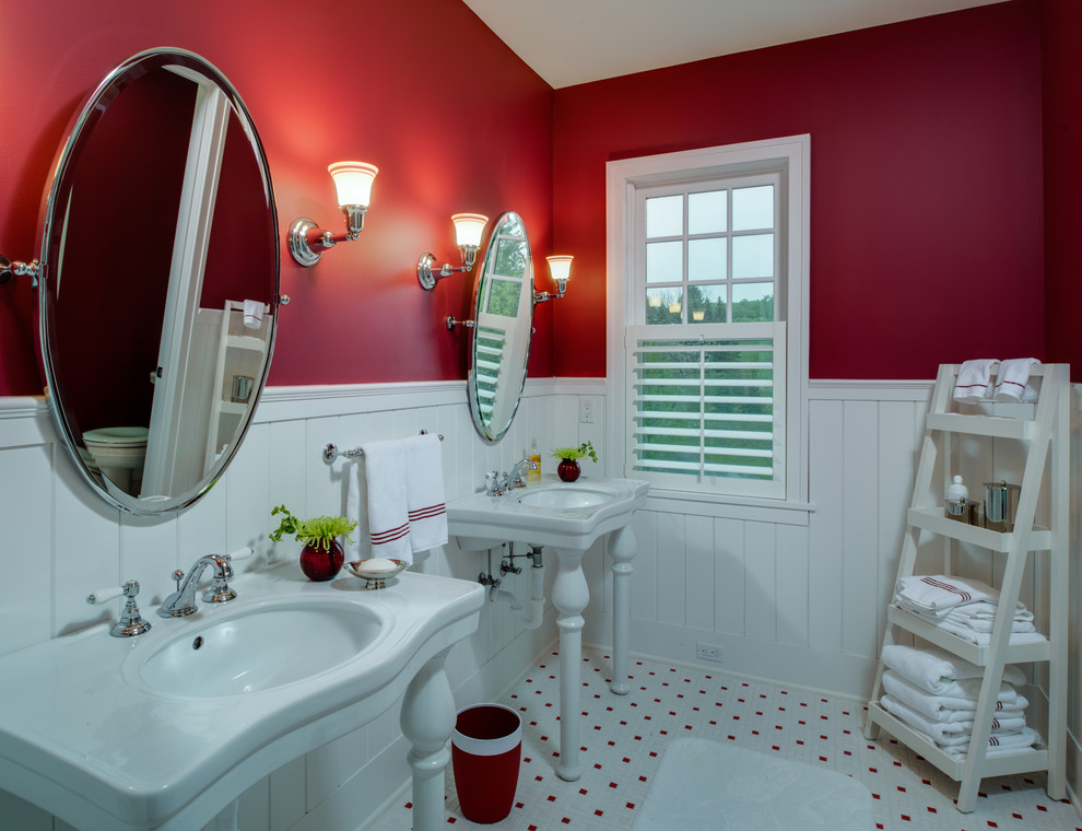 На фото: ванная комната в классическом стиле с консольной раковиной