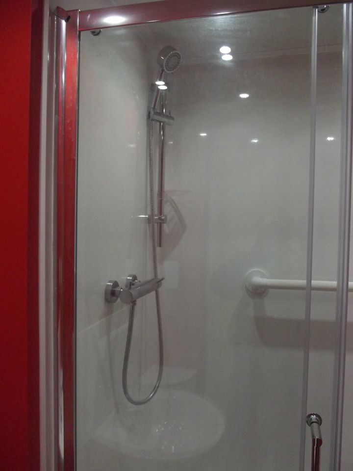 Idée de décoration pour une petite salle de bain principale minimaliste avec un lavabo de ferme, une douche double, un carrelage blanc, des carreaux de béton, un mur rouge et un sol en linoléum.
