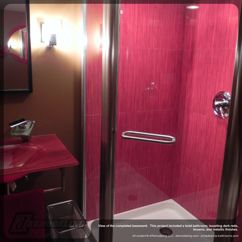 Foto de cuarto de baño ecléctico pequeño con lavabo suspendido, ducha esquinera, sanitario de dos piezas y paredes marrones