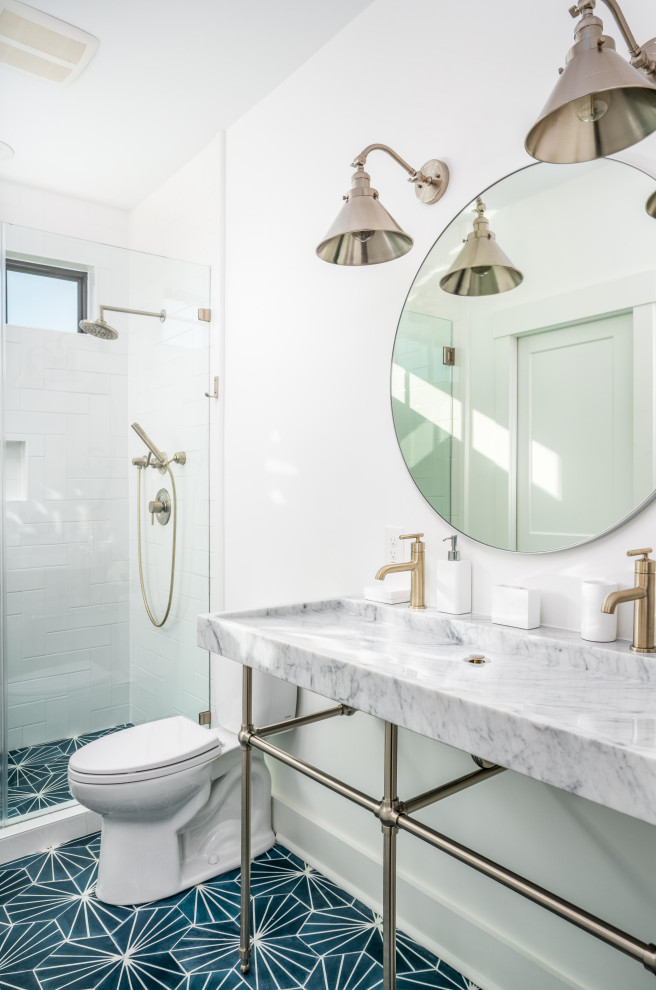 Inspiration för ett stort vintage grå grått badrum med dusch, med en dusch i en alkov, en toalettstol med separat cisternkåpa, vit kakel, vita väggar, ett avlångt handfat, blått golv och dusch med gångjärnsdörr