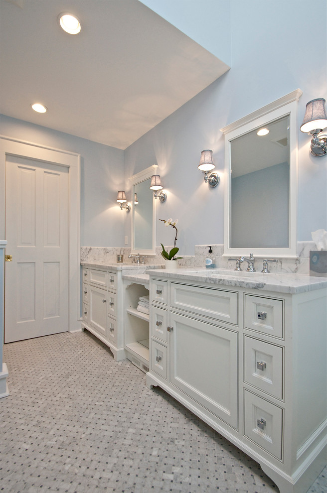 Ejemplo de cuarto de baño principal clásico renovado grande con armarios con paneles empotrados, puertas de armario blancas, paredes azules, suelo de mármol, lavabo bajoencimera y encimera de mármol