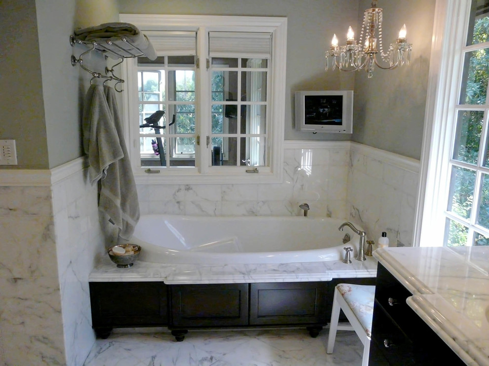 Bild på ett stort vintage en-suite badrum, med luckor med infälld panel, skåp i mörkt trä, ett badkar i en alkov, en dusch i en alkov, en toalettstol med separat cisternkåpa, vit kakel, stenkakel, gröna väggar, marmorgolv, ett undermonterad handfat och marmorbänkskiva
