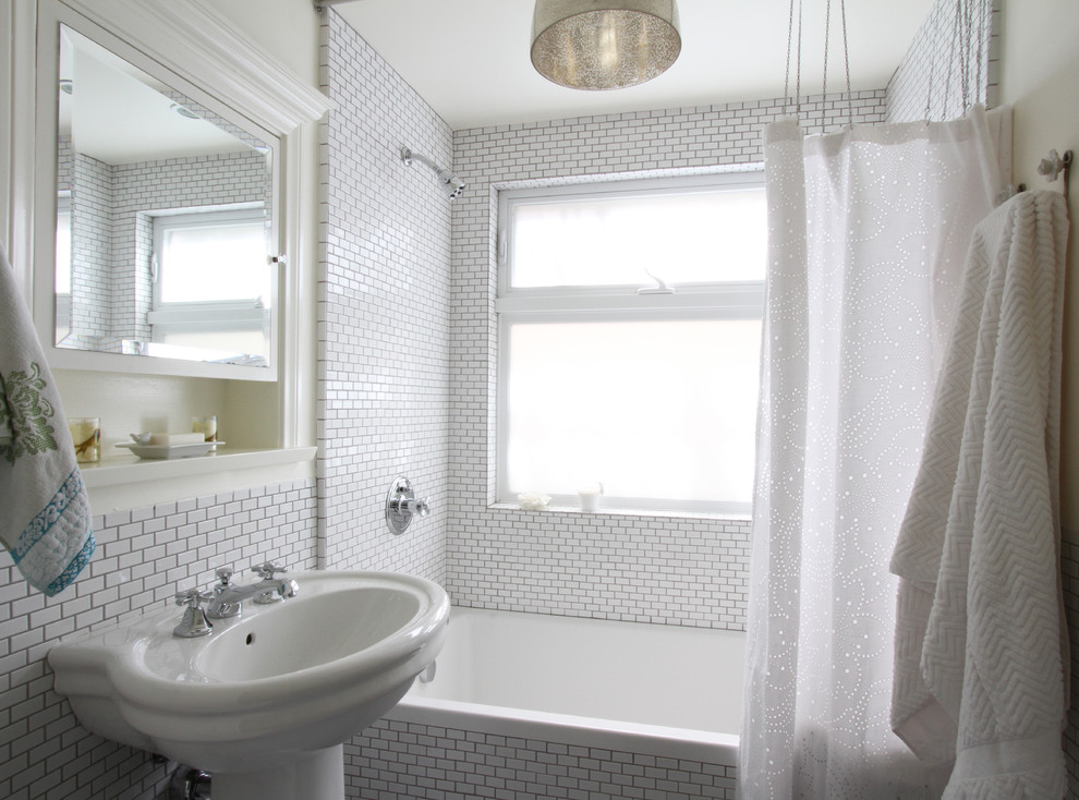 Пример оригинального дизайна: ванная комната в стиле неоклассика (современная классика) с раковиной с пьедесталом, ванной в нише и окном