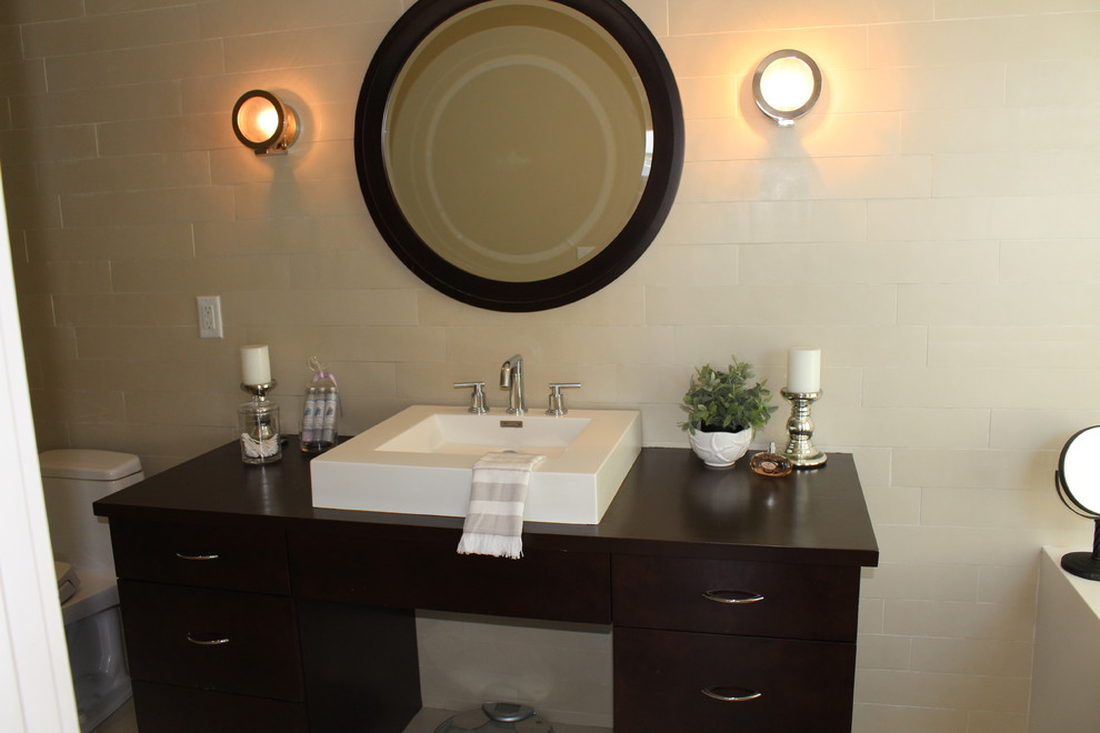 Idéer för att renovera ett mellanstort maritimt badrum, med möbel-liknande, svarta skåp, ett fristående badkar, en dusch i en alkov, en toalettstol med hel cisternkåpa, vit kakel, tunnelbanekakel, vita väggar, klinkergolv i porslin, ett fristående handfat och bänkskiva i kvarts