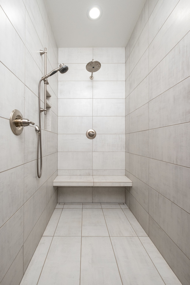 Idéer för att renovera ett mellanstort vintage gul gult en-suite badrum, med skåp i shakerstil, bruna skåp, en kantlös dusch, en toalettstol med separat cisternkåpa, vit kakel, grå väggar, ett undermonterad handfat, bänkskiva i kvartsit, brunt golv och med dusch som är öppen