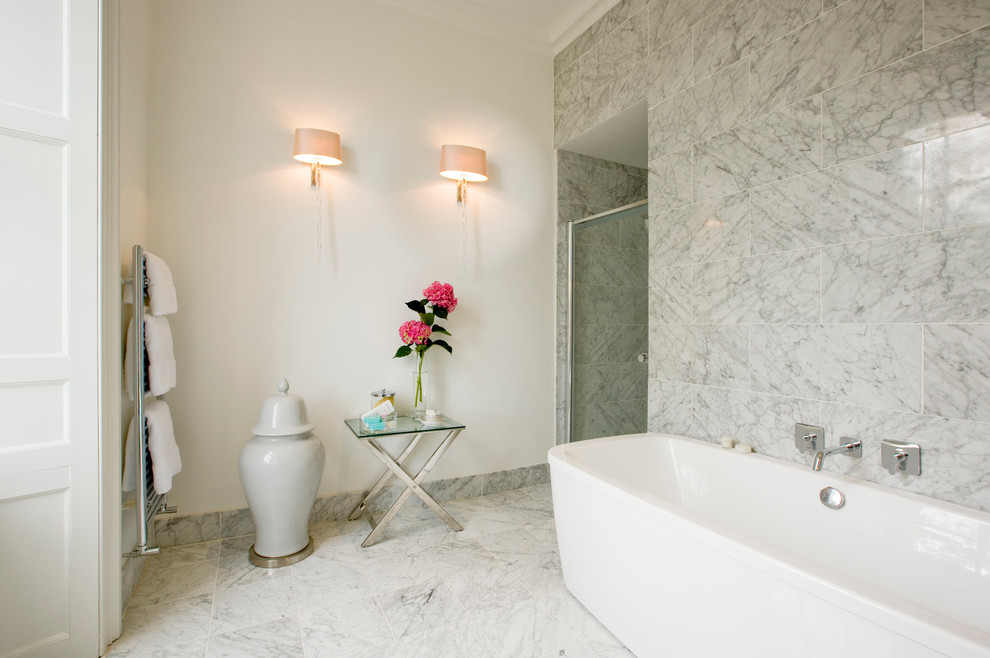 Modelo de cuarto de baño principal actual grande con baldosas y/o azulejos grises, bañera exenta, suelo de mármol y baldosas y/o azulejos de mármol