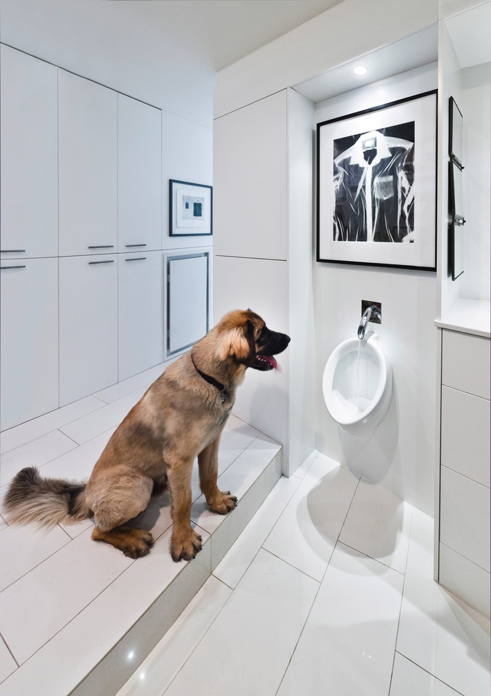 Modernes Badezimmer mit weißen Schränken, Urinal und weißen Fliesen in Ottawa