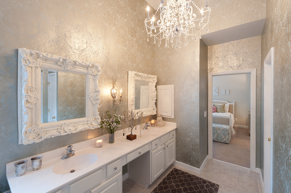 Свежая идея для дизайна: ванная комната в викторианском стиле с монолитной раковиной, фасадами с выступающей филенкой, белыми фасадами, разноцветными стенами и серой плиткой - отличное фото интерьера