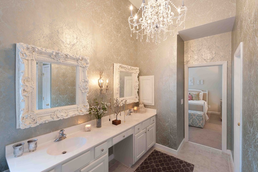 Свежая идея для дизайна: ванная комната в современном стиле с монолитной раковиной, фасадами с выступающей филенкой и белыми фасадами - отличное фото интерьера