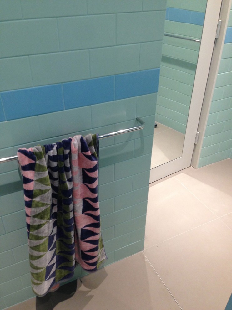 Exemple d'une petite salle de bain moderne avec un lavabo suspendu, un placard à porte plane, un plan de toilette en carrelage, un carrelage bleu, des carreaux de céramique, un mur bleu et un sol en carrelage de porcelaine.