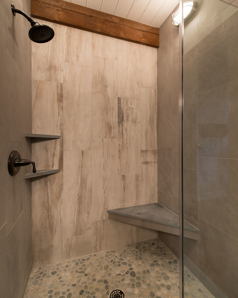 На фото: маленькая ванная комната в стиле кантри с открытым душем, серой плиткой, каменной плиткой, бежевыми стенами и полом из галечной плитки для на участке и в саду