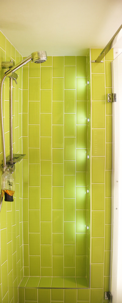 Esempio di una piccola stanza da bagno padronale scandinava con doccia a filo pavimento, pareti verdi, pavimento con piastrelle a mosaico, pavimento verde e porta doccia a battente