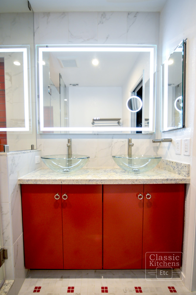 Idéer för ett mellanstort modernt en-suite badrum, med släta luckor, en toalettstol med separat cisternkåpa, vita väggar, ett fristående handfat, skåp i mellenmörkt trä, en dusch i en alkov, grå kakel, röd kakel, stenkakel och bänkskiva i kvartsit