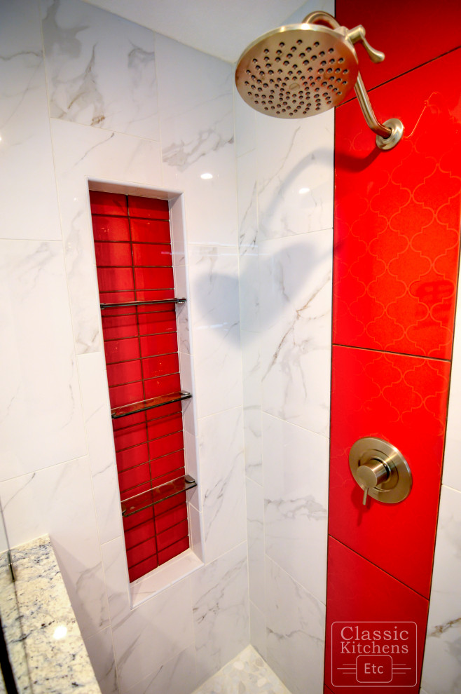 Mittelgroßes Modernes Badezimmer En Suite mit flächenbündigen Schrankfronten, Wandtoilette mit Spülkasten, weißer Wandfarbe, Aufsatzwaschbecken, hellbraunen Holzschränken, Duschnische, grauen Fliesen, roten Fliesen, Steinfliesen und Quarzit-Waschtisch