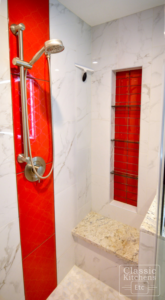 Idéer för att renovera ett mellanstort funkis en-suite badrum, med släta luckor, en toalettstol med separat cisternkåpa, vita väggar, ett fristående handfat, skåp i mellenmörkt trä, en dusch i en alkov, grå kakel, röd kakel, stenkakel och bänkskiva i kvartsit