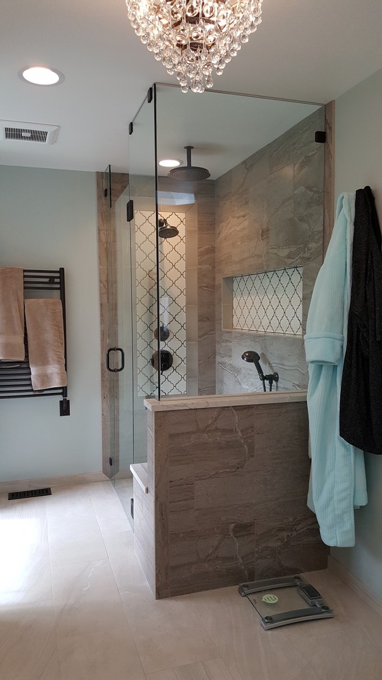 Inredning av ett rustikt en-suite badrum, med luckor med upphöjd panel, skåp i mörkt trä, en kantlös dusch, brun kakel, porslinskakel, gröna väggar, klinkergolv i porslin, ett undermonterad handfat, bänkskiva i kvarts, beiget golv och dusch med gångjärnsdörr