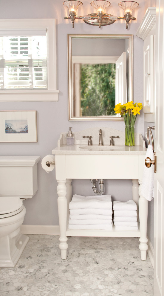 Idéer för att renovera ett litet vintage en-suite badrum, med ett undermonterad handfat, vita skåp, bänkskiva i kvarts, en toalettstol med separat cisternkåpa, lila väggar och marmorgolv