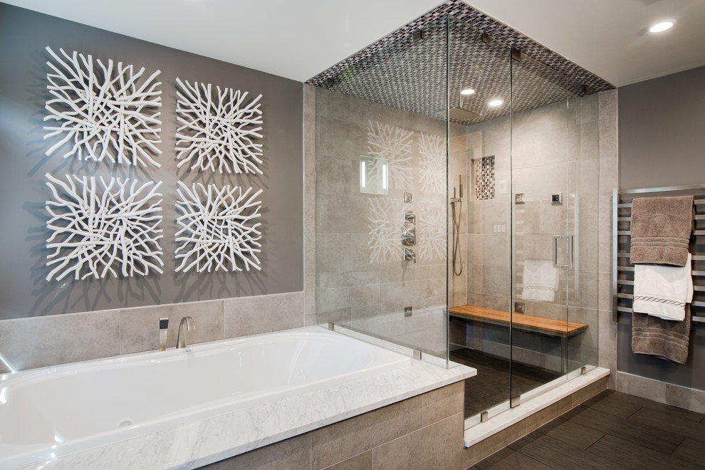 Mittelgroßes Klassisches Badezimmer En Suite mit Einbaubadewanne, grauen Fliesen, Keramikboden und Falttür-Duschabtrennung in Seattle
