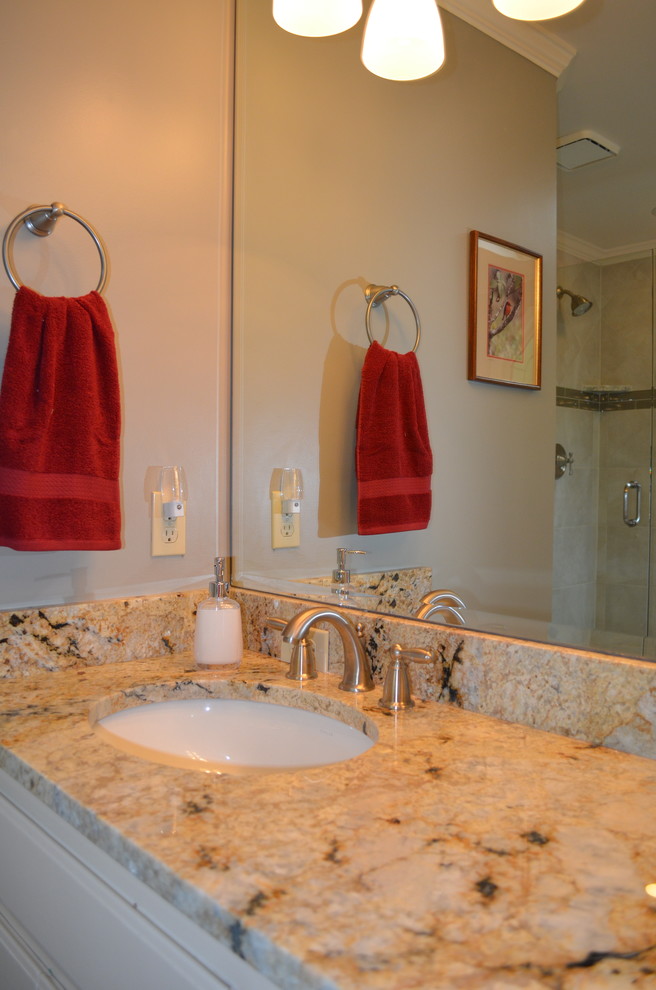 Idéer för att renovera ett stort vintage en-suite badrum, med ett undermonterad handfat, granitbänkskiva, ett undermonterat badkar, en dusch i en alkov, en toalettstol med separat cisternkåpa, beige kakel, porslinskakel, beige väggar och klinkergolv i porslin