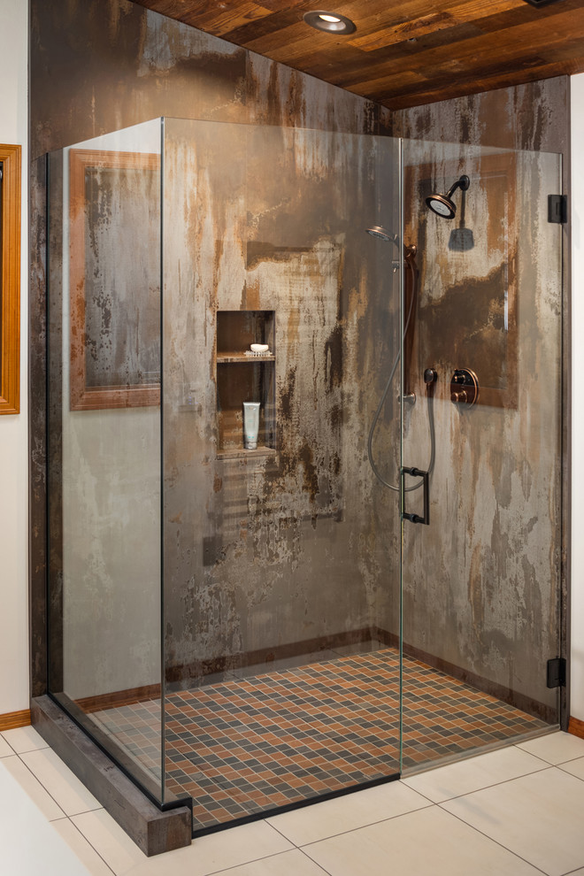 Источник вдохновения для домашнего уюта: ванная комната в стиле лофт с фасадами в стиле шейкер, фасадами цвета дерева среднего тона и белой столешницей