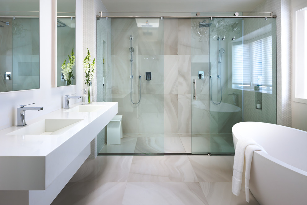 Источник вдохновения для домашнего уюта: главная ванная комната в современном стиле с монолитной раковиной, отдельно стоящей ванной, двойным душем, бежевой плиткой и белыми стенами