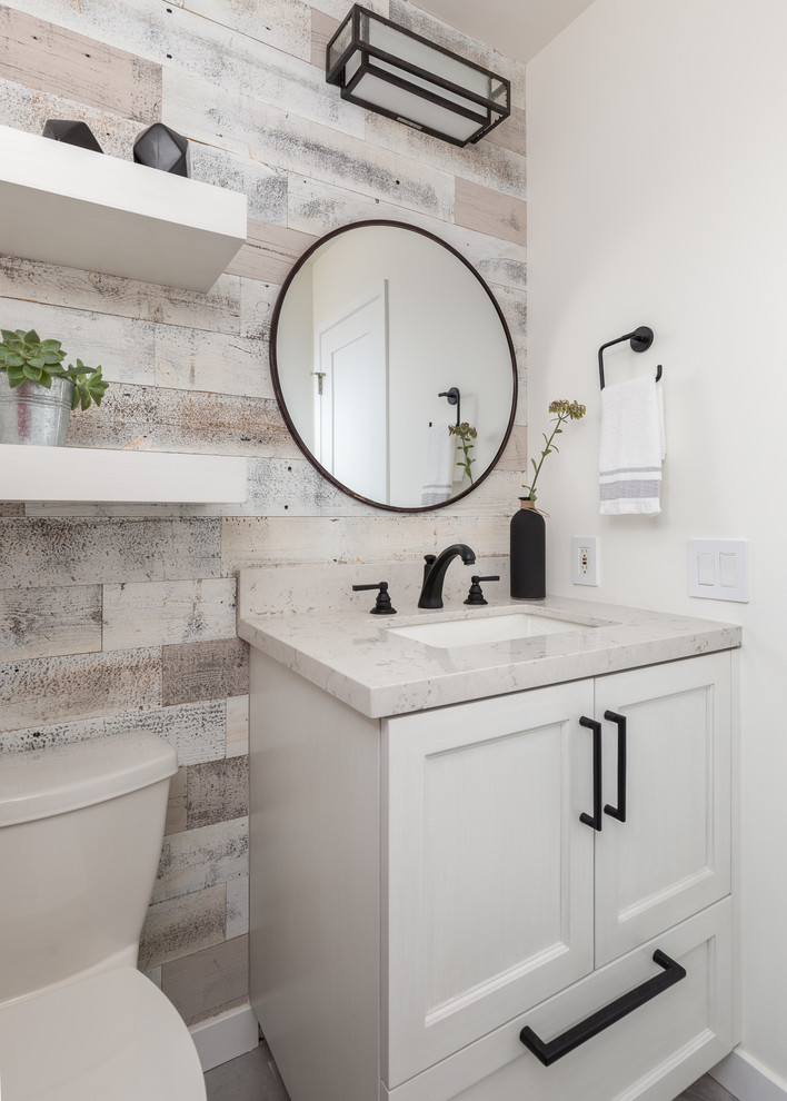 Exemple d'une petite salle de bain nature en bois vieilli avec un placard à porte shaker, un sol en carrelage de porcelaine, un lavabo encastré, un plan de toilette en quartz modifié, un sol gris et un plan de toilette gris.