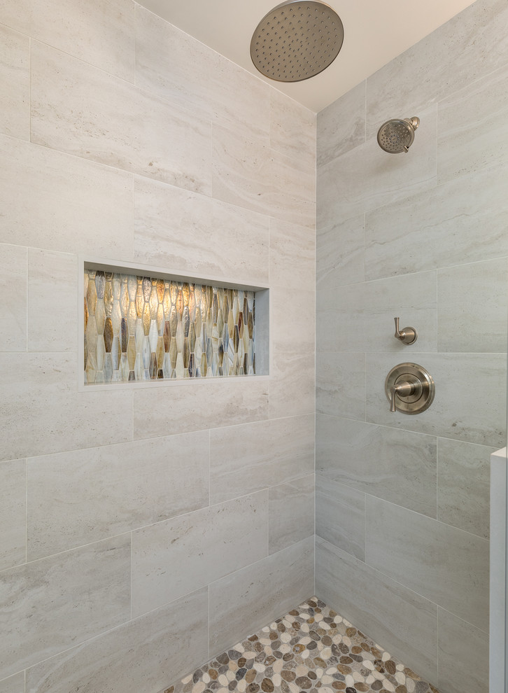Пример оригинального дизайна: ванная комната среднего размера в восточном стиле с фасадами в стиле шейкер, серыми фасадами, угловым душем, коричневой плиткой, керамогранитной плиткой, полом из керамогранита, врезной раковиной, столешницей из бетона, коричневым полом, душем с распашными дверями и белой столешницей
