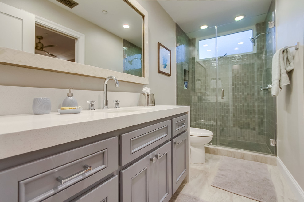 Exempel på ett mellanstort modernt badrum, med luckor med infälld panel, grå skåp, en dusch i en alkov, grå väggar, marmorgolv och ett undermonterad handfat