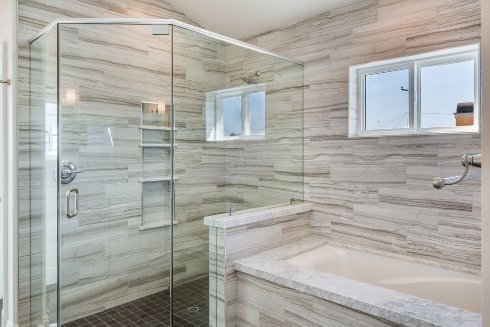Стильный дизайн: большая главная ванная комната в классическом стиле с фасадами в стиле шейкер, полновстраиваемой ванной, душем в нише, бежевой плиткой, каменной плиткой, бежевыми стенами и полом из керамической плитки - последний тренд
