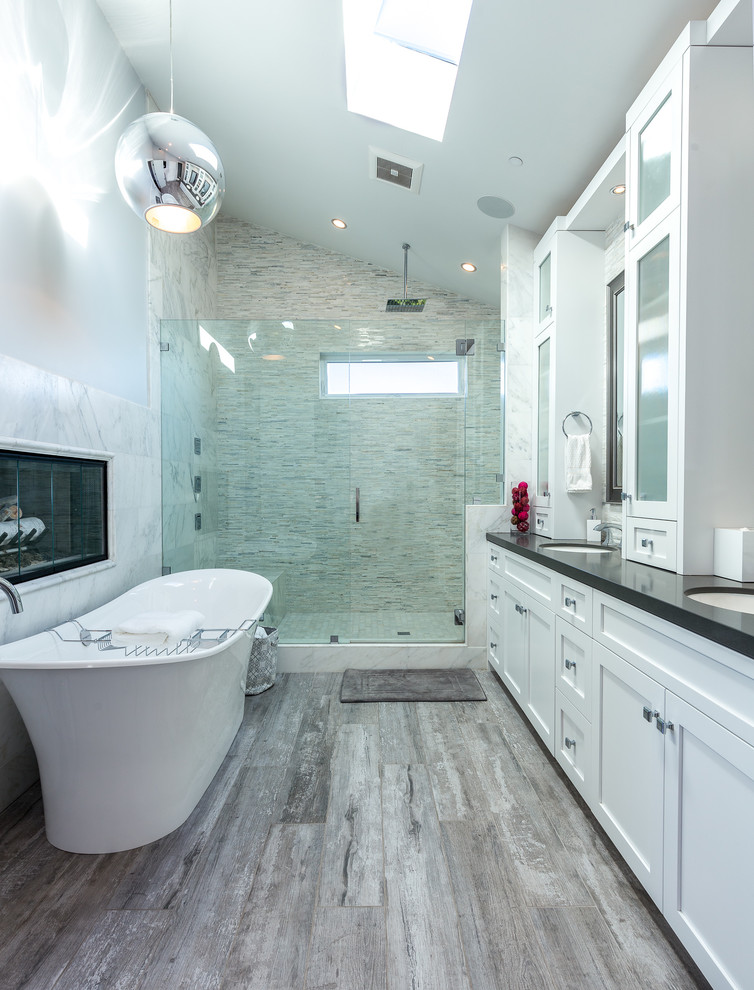 Idéer för att renovera ett maritimt en-suite badrum, med skåp i shakerstil, vita skåp, ett fristående badkar, grå kakel, grå väggar, ett undermonterad handfat, bänkskiva i kvartsit, grått golv och dusch med gångjärnsdörr