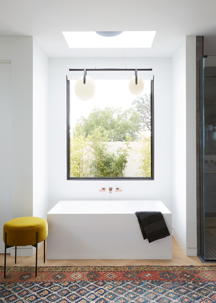 Источник вдохновения для домашнего уюта: огромная ванная комната в современном стиле с отдельно стоящей ванной, белыми стенами, светлым паркетным полом, душем с распашными дверями и бежевым полом